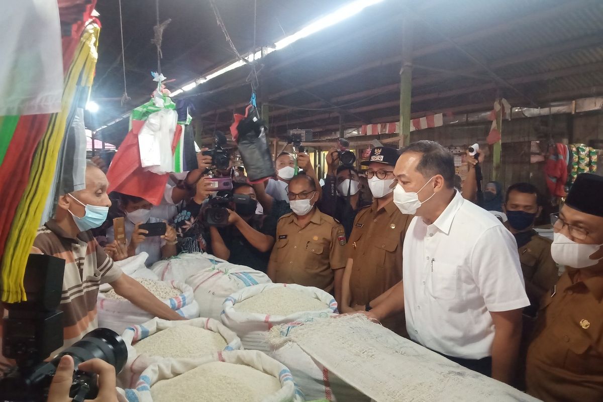 Mendag M Lutfi berdialog dengan pedagang beras di Pasar Bawah Bukittinggi, Senin (5/4/2021)