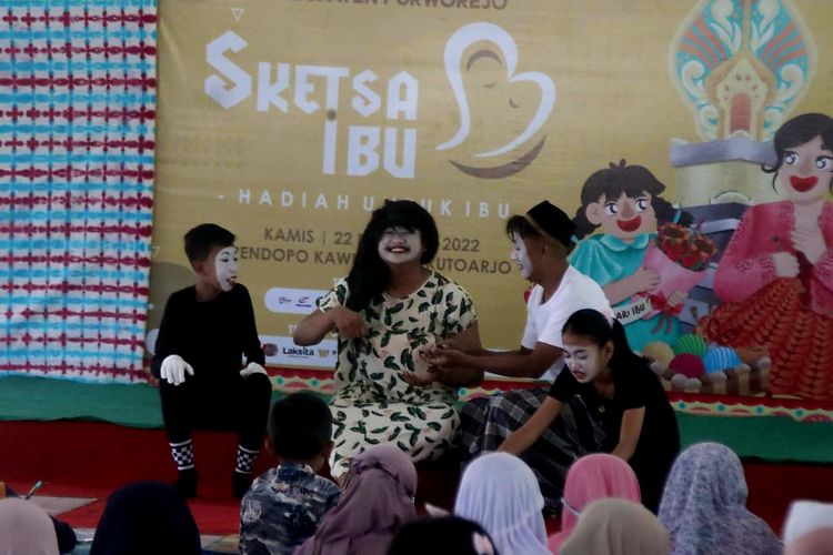 Peringatan Hari Ibu Di Purworejo dimeriahkan dengan pertunjukan Pantomime dengan mengangkat tema perjuangan Ibu 