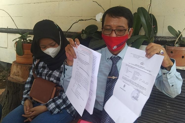 Terduga korban penyekapan, GF bersama kuasa hukumnya, Agus Subyantoro membuat laporan ke Polres Malang.