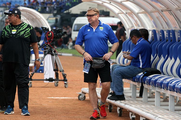 Pelatih Persib Bandung, Robert Rene Alberts, saat mendampingi timnya di leg kedua delapan besar Piala Indonesia melawan Borneo FC, di Stadion Si Jalak Harupat, Kabupaten Bandung, beberapa waktu lalu. 