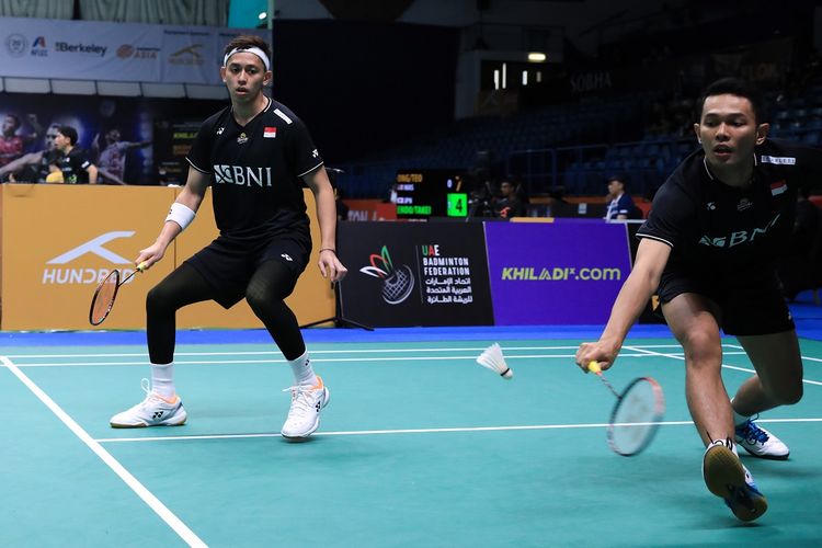 Ganda putra Indonesia Fajar Alfian/Muhammad Rian Ardianto saat berjuang dalam rangkaian 16 besar Badminton Asia Championships 2023 di Sheikh Rashid Bin Hamdan Indoor Hall, Dubai, Uni Emirat Arab, pada Kamis (27/4/2023).