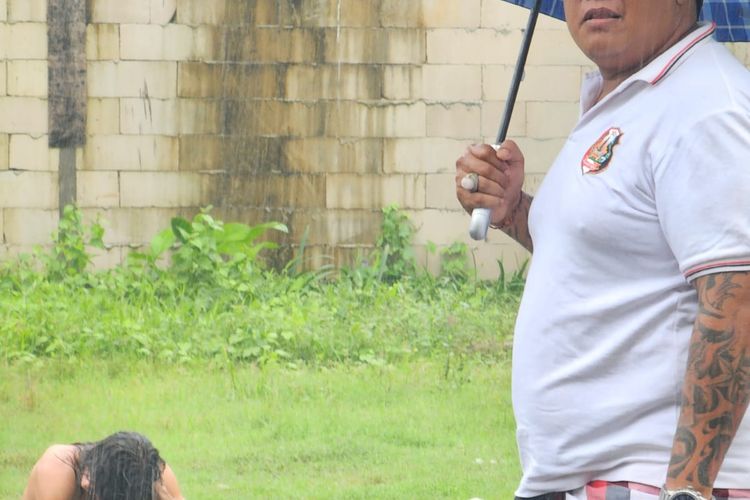 Seorang pria warga negara asing (WNA) ditemukan dalam kondisi depresi saat ibadah Nyepi di wilayah Jimbaran, Kabupaten Badung, Bali, pada Selasa (11/3/2024). /Dok. Pecalang Kelurahan Jimbaran