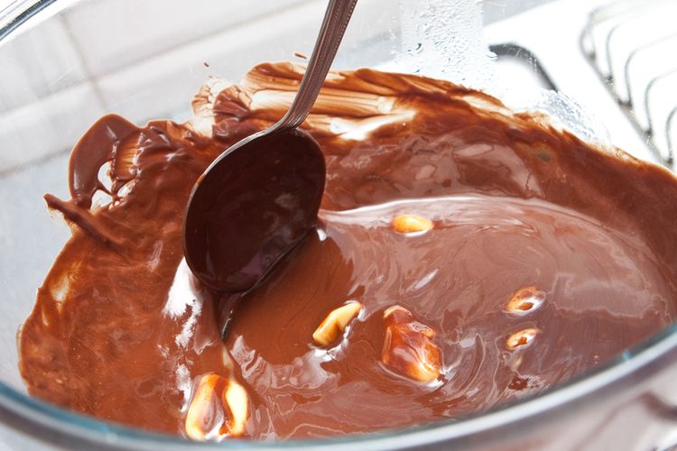 ilustrasi melelehkan cokelat dan mentega untuk membuat brownies. 