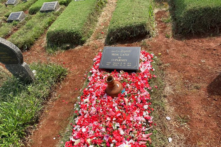 Makam almarhum Muhamad Latief, eks karyawan Kompas.com di TPU Tirta Jaya, Depok, Jawa Barat pada Sabtu (13/9/2025).