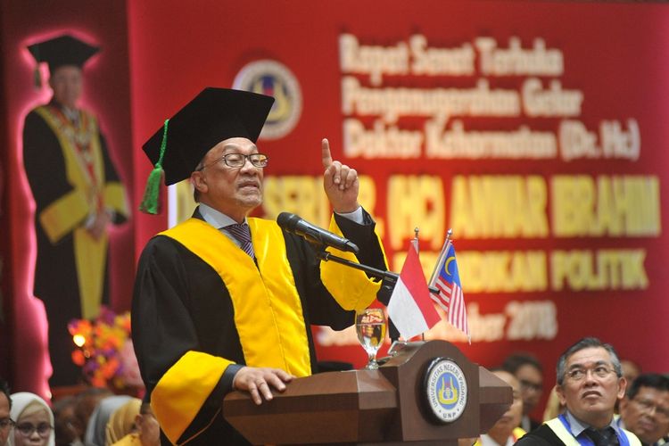 Mantan Wakil Perdana Menteri Malaysia, Dato Seri Anwar Ibrahim menghadiri Rapat Senat Terbuka, Penganugerahan Gelar Doktor Kehormatan (Dr. Honoris Causa), di kampus  Universitas Negeri Padang (UNP), Sumatera Barat, Senin (29/10/2018). Anwar Ibrahim dianugerahi gelar Dr. Honoris Causa dalam bidang pendidikan politik oleh kampus tersebut dalam rangka menghargai ketokohannya sekaligus meningkatkan hubungan antara Malaysia dan Sumatera Barat khususnya dalam bidang pendidikan. ANTARA FOTO/Iggoy el Fitra/aww.