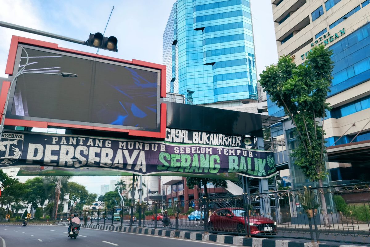Salah satu spanduk menyambut hari jadi Persebaya Surabaya ke-98 yang terbentang di sejumlah tempat.