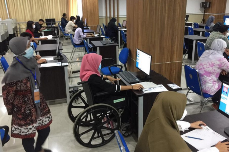 Salah satu peserta UTBK 2021 menggunakan kursi roda saat mengikuti tes di Universitas Diponegoro.