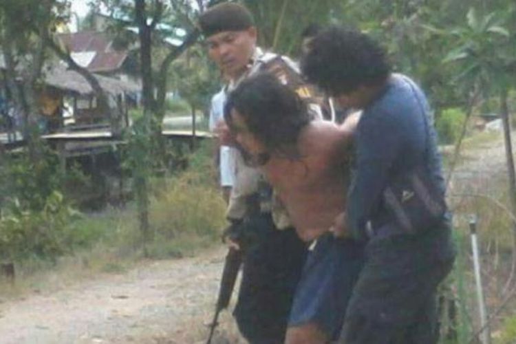 Pelaku pembacokan, Jumadi (37) saat digiring dari rumahnya menuju rumah sakit untuk mendapat perawatan luka tembak (11/3/2017)