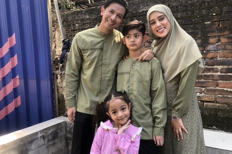 Keluarga Fairuz A Rafiq dan Sonny Septian di kawasan Tendean, Jakarta Selatan, Jumat (14/4/2023).