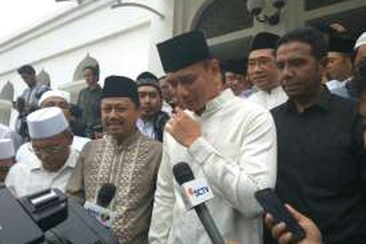 Bakal calon gubernur DKI Jakarta Agus Harimurti Yudhoyono melaksanakan shalat Jumat di Masjid Agung Al-Azhar, Kebayoran Baru, Jakarta Selatan, Jumat (14/10/2016).
