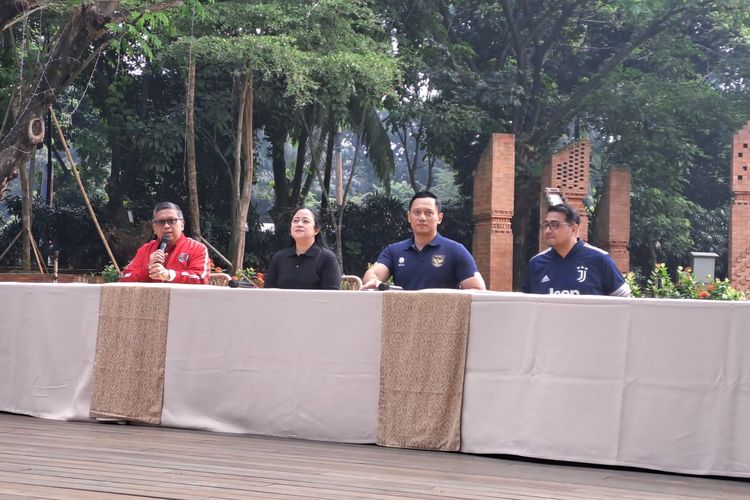 Ketua Umum Partai Demokrat Agus Harimurti Yudhoyono (AHY) dan Ketua DPP PDI-P Puan Maharani dalam jumpa pers di Gelora Bung Karno (GBK), Senayan, Jakarta Pusat, Minggu (18/6/2023). 