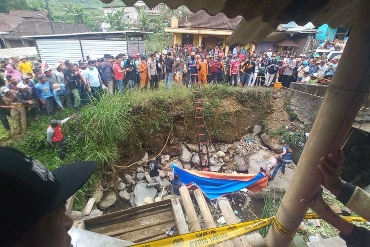 Petugas Polres Semarang mengevakuasi mayat di Sungai Batur Kidul Getasan Kabupaten Semarang