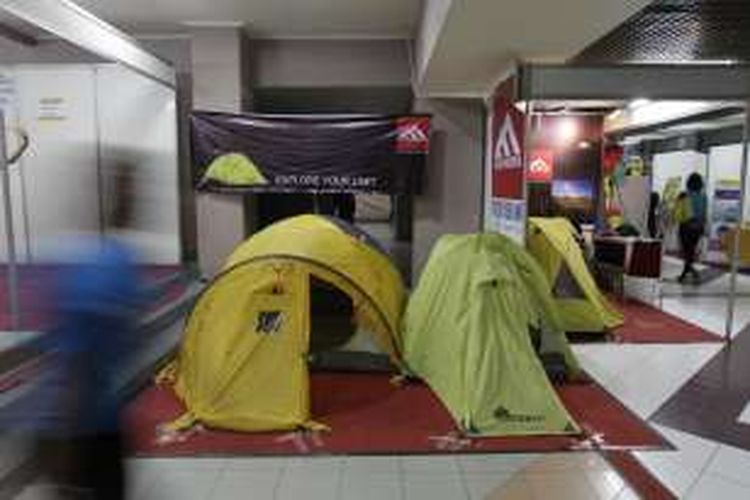 Berbagai produk outdoor ditawarkan dalam acara pameran Indonesia Outdoor Festival 2015 di Istora Senayan, Jakarta, Rabu (1/4/2015). Acara yang berlangsung hingga 4 April ini menawarkan berbagai perlengkapan luar ruang (outdoor) antara lain tenda, tas, sepatu, jaket, alat pancing, sepeda, hingga perahu karet. 