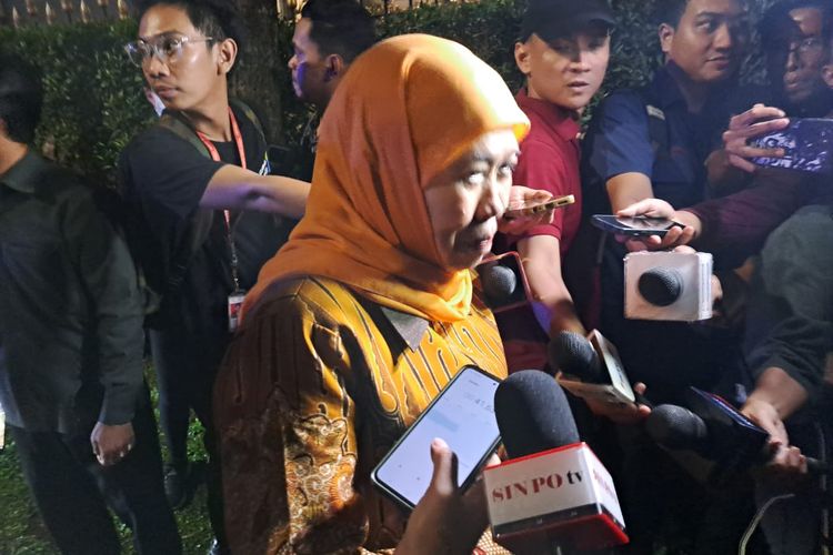 Eks Gubernur Jatim Khofifah Indar Parawansa saat ditemui di rumah Ketum Golkar Airlangga Hartarto, Widya Chandra, Jakarta Selatan, Jumat (17/5/2024) malam. 