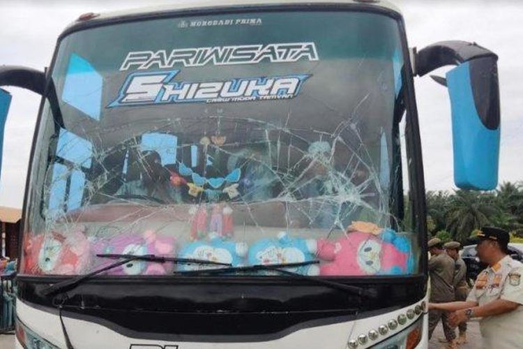 Kondisi bus pembawa haji yang mengalami kecelakaan di Jalan Lintas Sumatera (Jalinsum) Asahan, Kecamatan Meranti, Kabupaten Asahan.