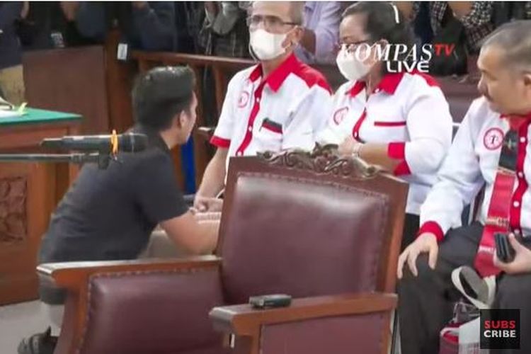 Terdakwa kasus pembunuhan berencana Brigadir Yosua, Bharada Richard Eliezer tampak bersimpuh menyalami kedua orangtua Yosua dalam sidang lanjutan di PN Jakarta Selatan, Selasa (25/10/2022).