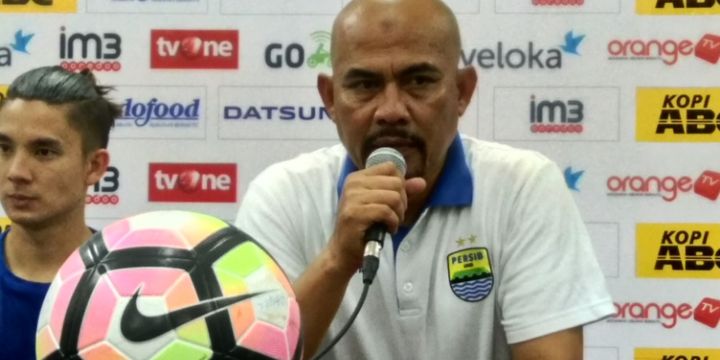 Caretaker Persib Bandung Herrie Jose Setiawan saat diwawancarai usai laga Persib vs Persija, Sabtu (22/7/27) malam