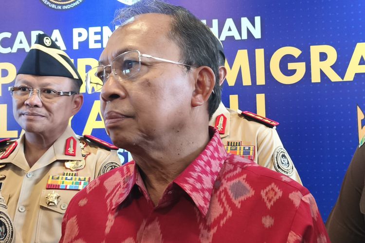 Gubernur Bali Wayan Koster usai menghadiri apel pengukuhan Satgas Patroli Imigrasi di Pelabuhan Benoa, Kota Denpasar,Bali, pada Selasa (5/8/2025). KOMPAS.com/ Yohanes Valdi Seriang Ginta