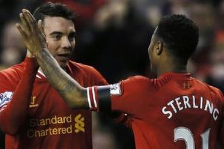 Dua pemain LIverpool, Iago Aspas dan Raheem Sterling, merayakan gol ke gawang Oldham Athletic, dalam putaran ketiga Piala FA, yang berlangsung di Stadion Anfield, Minggu (5/1/2014).