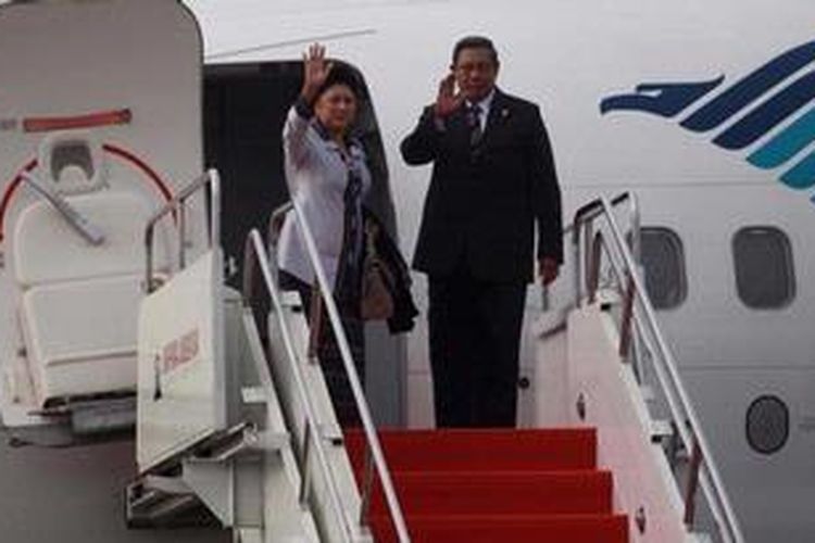 Presiden Susilo Bambang Yudhoyono dan Ny Ani Yudhoyono berjalan menuju pesawat kepresidenan di Bandara Halim Perdanakusuma, Jakarta, Senin (22/4/2013) untuk melakukan kunjungan kerja ke Singapura, Myanmar dan Brunei Darussalam. Kunjungan Presiden ke Singapura untuk menghadiri pertemuan tahunan Leaders Retreat. Sementara kunjungan ke Myanmar untuk membalas kunjungan Presiden U Thein Sein. Adapun kunjungan ke Brunei Darussalam untuk menghadiri Konferensi Tingkat Tinggi (KTT) ASEAN ke-22. 

