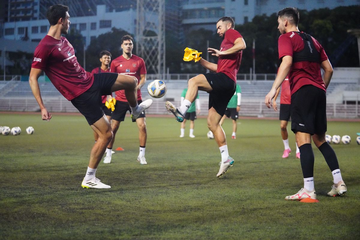 Timnas Indonesia saat menggelar latihan menjelang duel melawan Filipina dalam putaran kedua Grup F Kualifikasi Piala Dunia 2026 Zona Asia. Laga timnas Indonesia vs Filipina berlangsung di Stadion Rizal Memorial pada Selasa (21/11/2023).