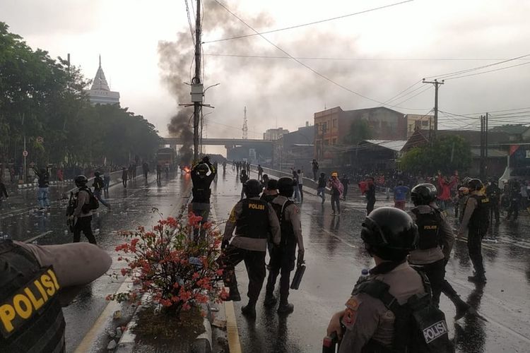 Polisi saat bentrok dengan pengunjuk rasa yang menolak omnibus law undang-undang cipta kerja di Jalan Urip Sumoharjo, Kecamatan Panakkukang, Makassar, Kamis (8/10/2020).
