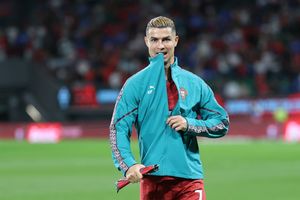 Arturo Vidal Bela Cristiano Ronaldo Usai Konflik dengan Jorge Jesus