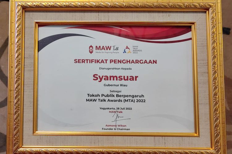 Gubernur Riau Syamsuar kembali menerima penghargaan di tingkat nasional sebagai Tokoh Publik Berpengaruh versi MAW Talk Awards (MTA) 2022.