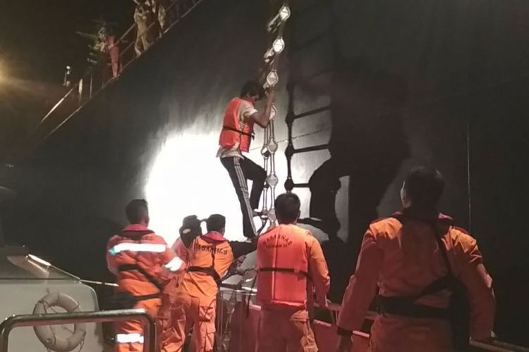 16 orang korban kapal terbakar di evakuasi Basarnas dari kapal kargo milik warga Brazil yang menyelamatkan mereka.