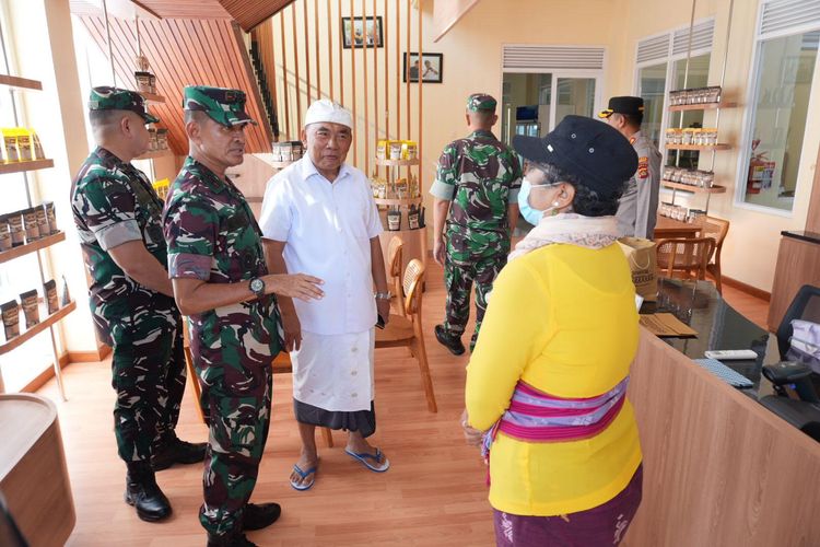 Bupati Jembrana I Nengah Tamba menyambut kunjungan Pangdam IX/Udayana Mayjen TNI Muhammad Zamroni dalam peninjauan pelaksanaan Satuan Pelayanan Pemenuhan Gizi (SPPG) Dapur Sehat di Yayasan Boga Bahagia Jembrana (BBG) dan program MBG di SMP Negeri 2 Negara, Selasa (14/1/2025).