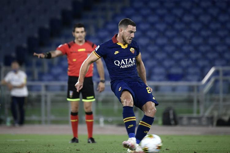 Gelandang AS Roma asal Prancis, Jordan Veretout, mencetak tendangan penalti selama pertandingan sepak bola Serie A, Roma vs Hellas Verona, bermain secara tertutup pada 15 Juli 2020 di Olympic Stadium, Roma.