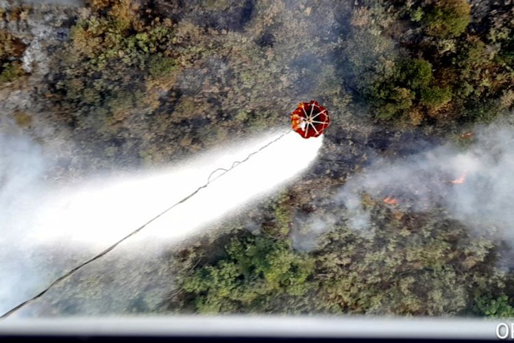 Water Bombing di Gunung Kawi Dilanjutkan, Sasar Karhutla Puncak Pitrang dan Kawinajang