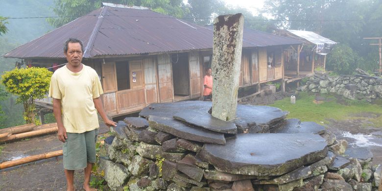 Benyamin Tongo (62), penjaga Kampung adat Wulu Nua Puu, Desa Wuliwala, Kecamatan Mauponggo, Kabupaten Nagekeo, Flores, NTT, Rabu (27/2/2019). Bersama dengan Severius Tongo sebagai pewaris dari nenek moyang Suku Tongo untuk menjaga kampung adat tersebut. 