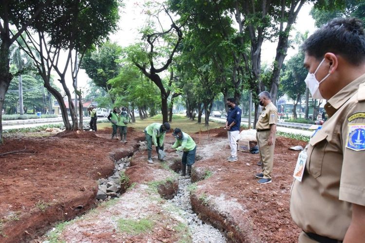 Suku Dinas Pertamanan dan Hutan Kota Jakarta Timur melakukan terobosan baru membuat Rain Garden dan Bioswale, yakni dengan memanfaatkan Ruang Terbuka Hijau (RTH) untuk dijadikan daerah resapan air.