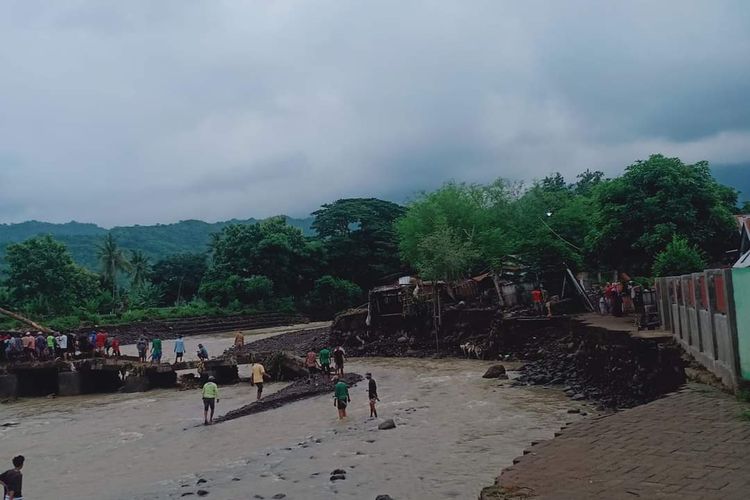 Akses jembatan putus akibat banjir bandang di Desa Kalabeso Kecamatan Buer, Kabupaten Sumbawa 
