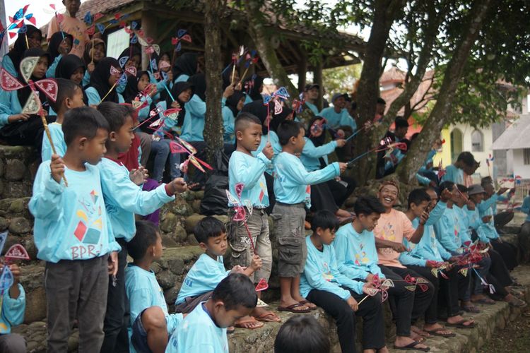 Anak-anak tengah memainkan kolecer, salah satu jenis mainan tradisional di Indonesia. Mainan tradisional memiliki banyak manfaat bagi kesehatan hingga ekonomi. 