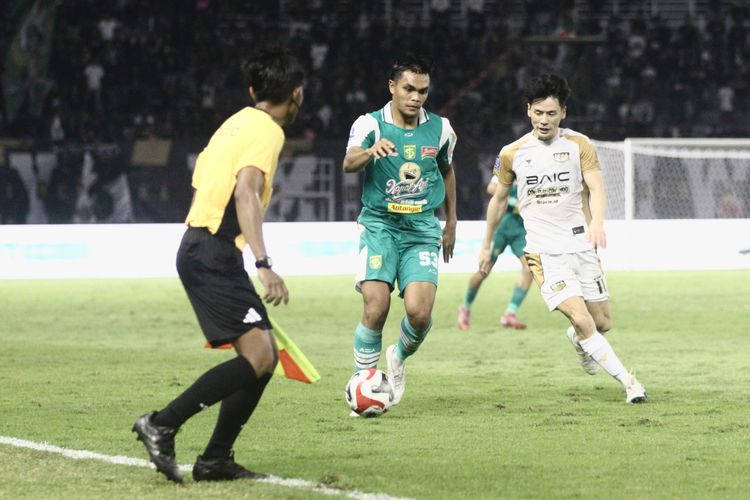 Rachmat Irianto dibayangi Taisei Marukawa dalam laga pekan ke-19 Super League 2025-2026 Persebaya vs Dewa United di Gelora Bung Tomo, Minggu (1/2/2026).