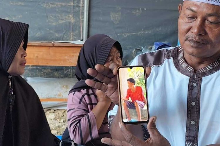 Ade menunjukan foto Tono yang hingga hari ini belum juga ditemukan di area longsor musibah Gunung Kuda saat ditemui Kompas.com pada Rabu (4/6/2025) siang.