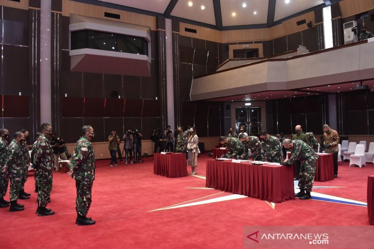 Inspektur Jenderal (Irjen) TNI Letjen TNI Mar. Bambang Suswantono tengah menyaksikan penandatanganan kontrak bersama pengadaan barang dan jasa Unit Organisasi Mabes TNI dengan mitra kerja di Gedung Aula Gatot Soebroto, Mabes TNI, Cilangkap, Jakarta Timur, Rabu (27/1/2021).
