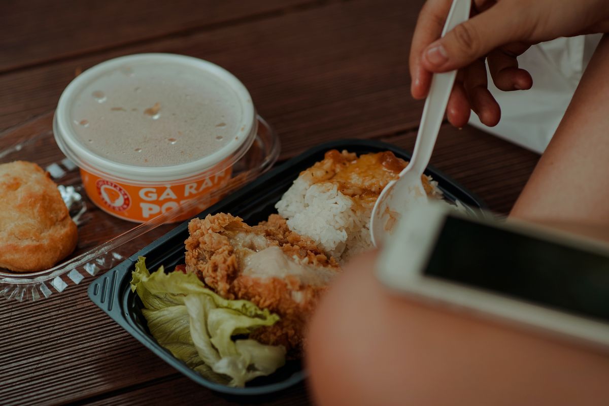 Penggunan sendok plastik masif di sistem delivery order makanan sehingga berdampak buruk pada lingkungan