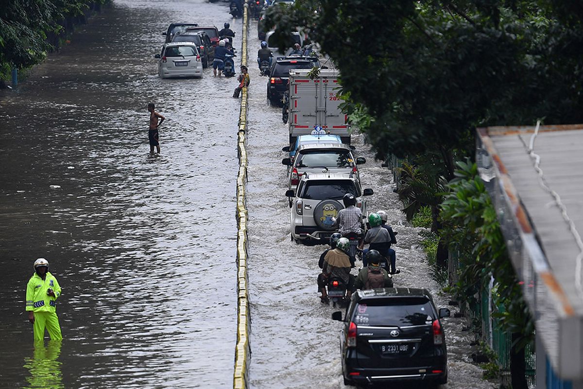 Sejumlah kendaraan menerobos banjir di Jalan Letjen Suprapto, Jakarta Pusat, Sabtu (8/2/2020). Hujan deras yang mengguyur Jakarta sejak Sabtu (8/2) dini hari membuat sejumlah kawasan di Ibu Kota terendam banjir.