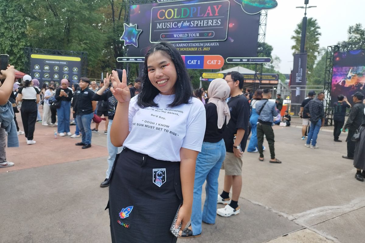 Penonton konser Coldplay Nimas Kartika (30) saat berfoto di depan gerbang masuk Plaza Tenggara GBK, Jakarta Pusat, (15/11/2023). (KOMPAS.com/XENA OLIVIA) 