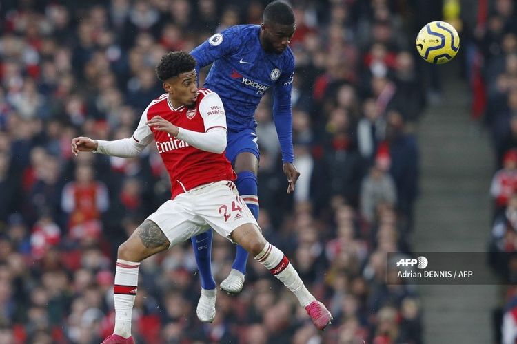 Bek Chelsea, Fikayo Tomori, menyundul bola pada laga Liga Inggris kontra Arsenal, Minggu (29/12/2019).