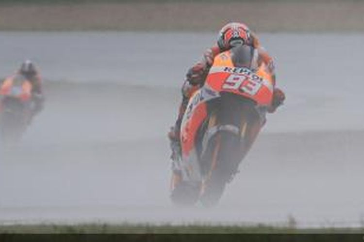 Pebalap Repsol Honda, Marc Marquez (depan) dan Dani Pedrosa, memacu motornya pada pada sesi uji coba tertutup di Sirkuit Brno yang basah terguyur hujan, Selasa (15/7/2014).