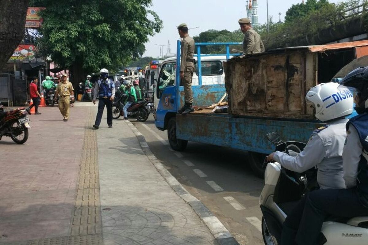 Operasi sterilisasi trotoar di Jalan KH Abdullah Syafei, Tebet, Jakarta Selatan, Kamis (1/7/2017).