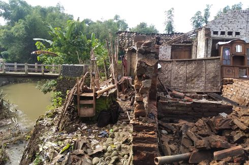 Kisah Mbok Jainem, Warga Miskin yang Rumahnya Longsor akibat Luapan Sungai