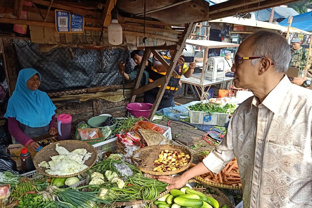 Dirjen Perdagangan Dalam Negeri, Kementrian Perdagangan (Kemendag) RI, Oke Nurwan melakukan pemantauan harga ke Pasar Kiaracondong, Kota Bandung, Selasa (26/11/2019).