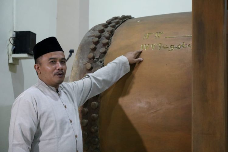 Bedug raksasa sebagai prasasti penanda Masjid Agung Darussalam Cilacap dibangun sejak tahun 1700-an. 