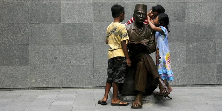 Sejumlah anak-anak bermain dan mengamati detil patung baru Proklamator Ir Soekarno yang dipasang di situs Penjara Banceuy, Bandung, Jawa Barat, Minggu (10/5/2015). 