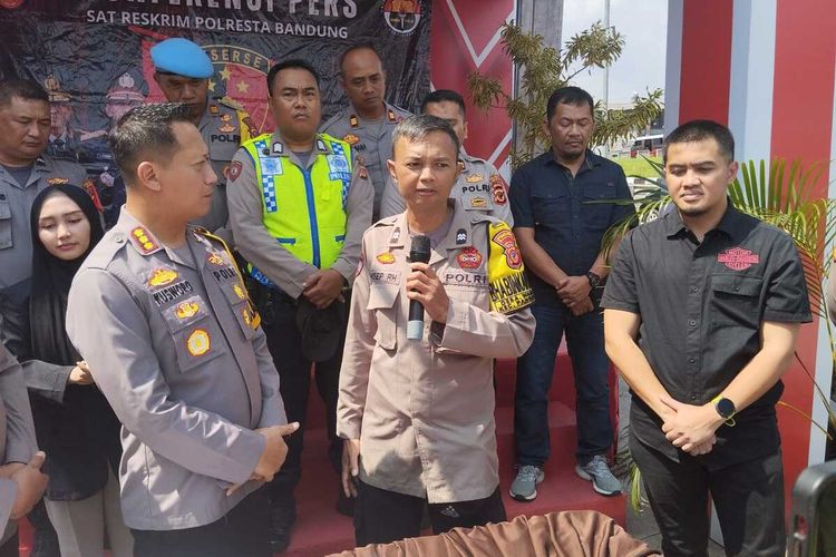 Bhabinkamtibmas Desa Wanasuka, Kecamatan Pangalengan, Aiptu Yosep saat menghadiri gelar perkara di Pos Terpadu Cileunyi, Kabupaten Bandung, Jawa Barat terkait kasus perampokan di Pangalengan, Selasa (16/4/2024)